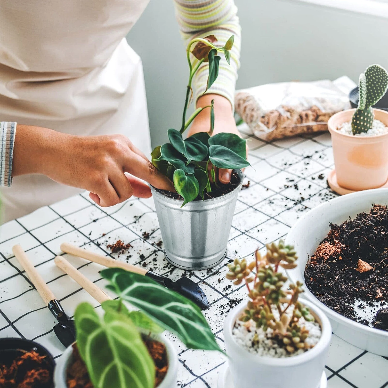 

Desktop Trash Can Waste Paper Basket Metal Garbage Recycling Container Mini Storage Home Office Use Premium Material