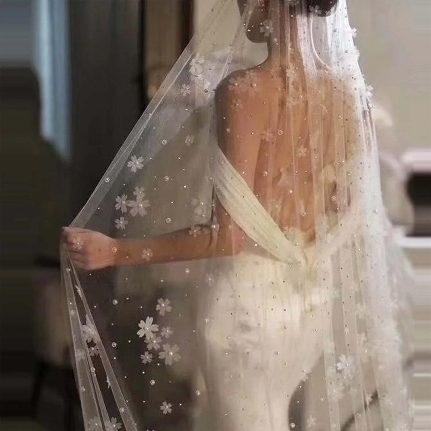 impresionante-velo-de-novia-color-marfil-con-apliques-florales-y-perlas-estilo-catedral-de-35-metros-de-largo-para-el-cabello-de-la-novia