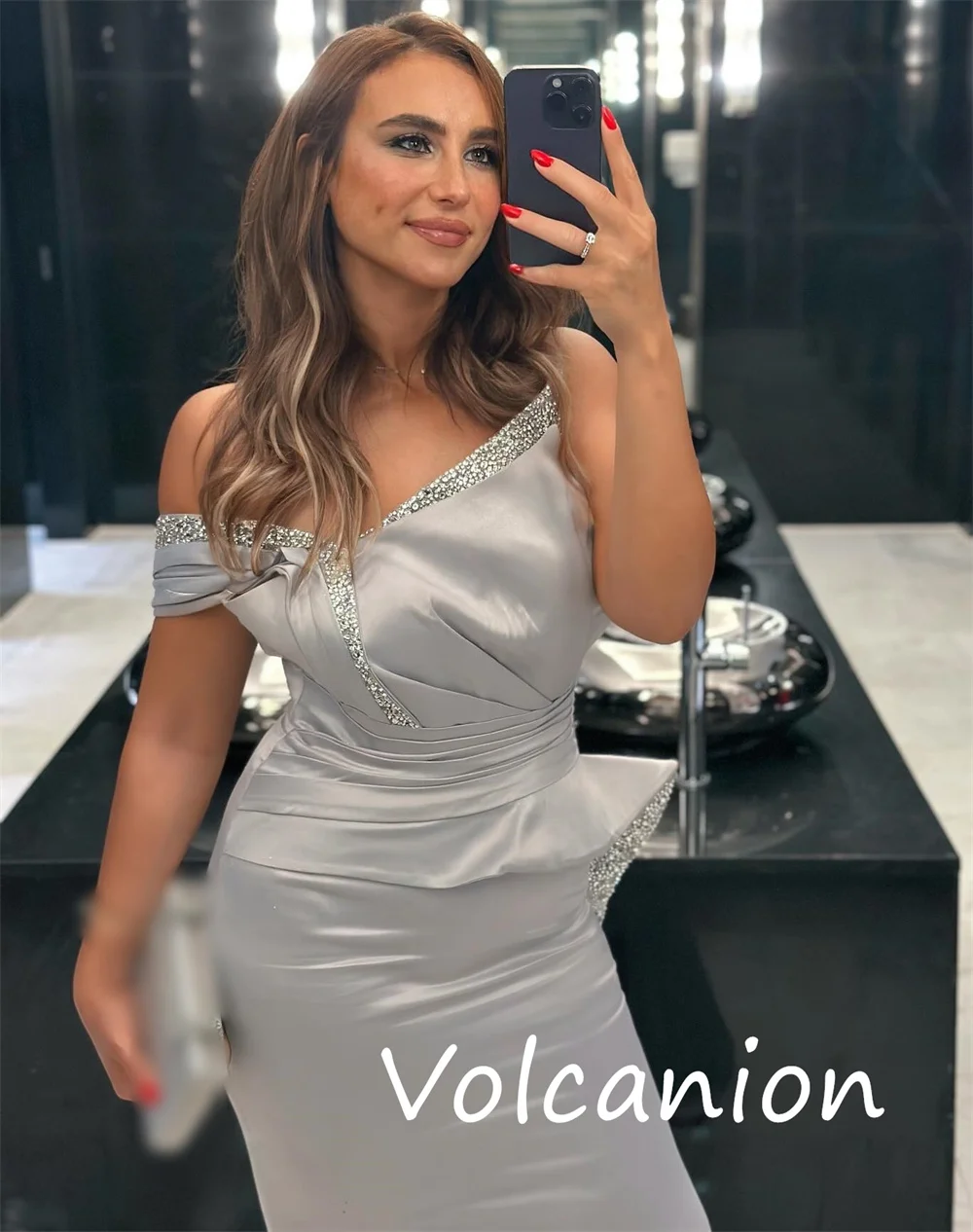 Maßgeschneiderte moderne Charmeuse-Pailletten-Falten-Trompete, schulterfreie lange Kleider, maßgeschneiderter Anlass, sexy