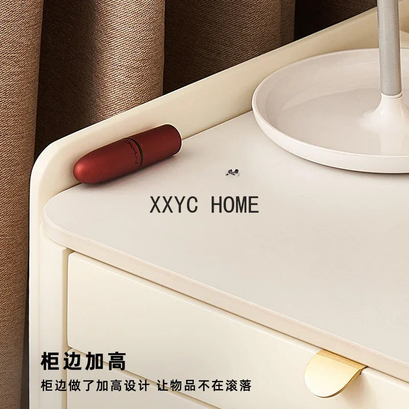 خزانة تخزين طاولة مكياج صغيرة لغرفة النوم مصنوعة من الخشب الصلب باللون الأبيض الكريمي