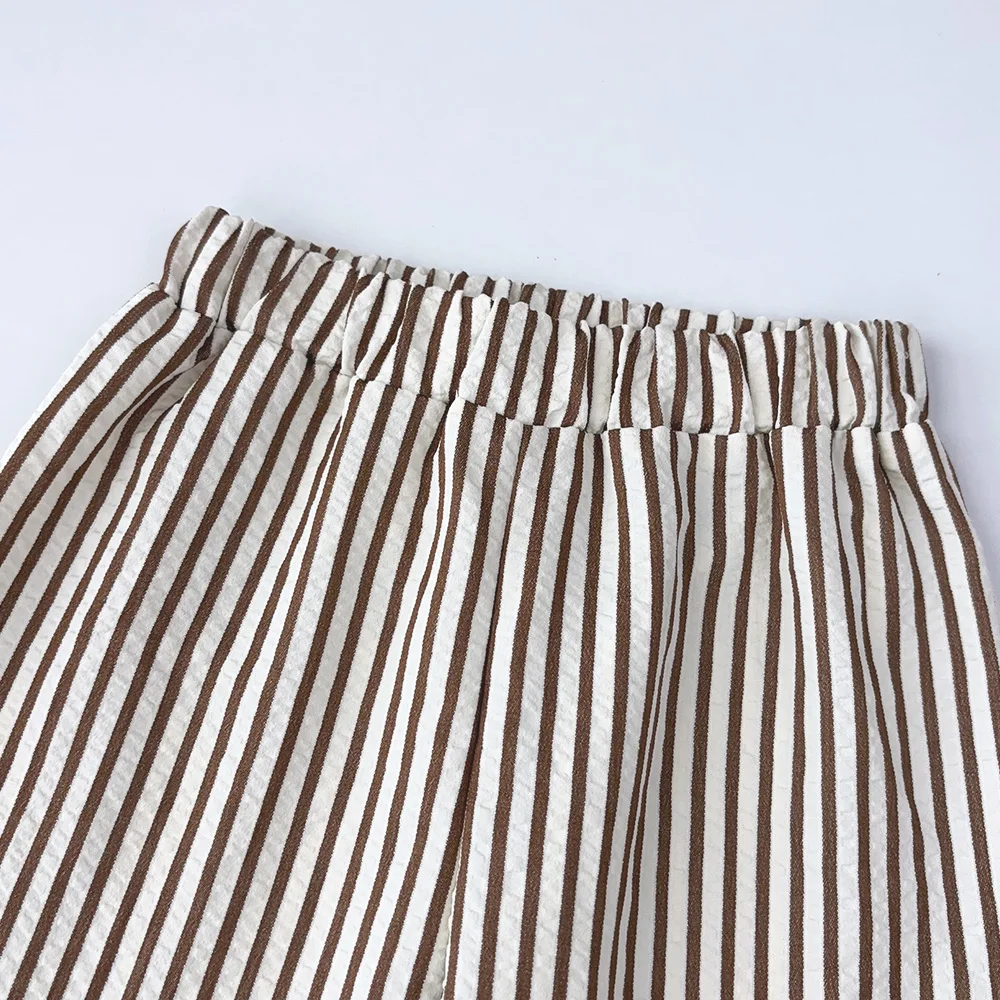 Sommerliches, modisches, gestreiftes Freizeit-Set für 3-7 Jahre: Ärmelloses, plissiertes Oberteil mit Rundhalsausschnitt + weit geschnittene Hose, Zweiteiler – Detail 6