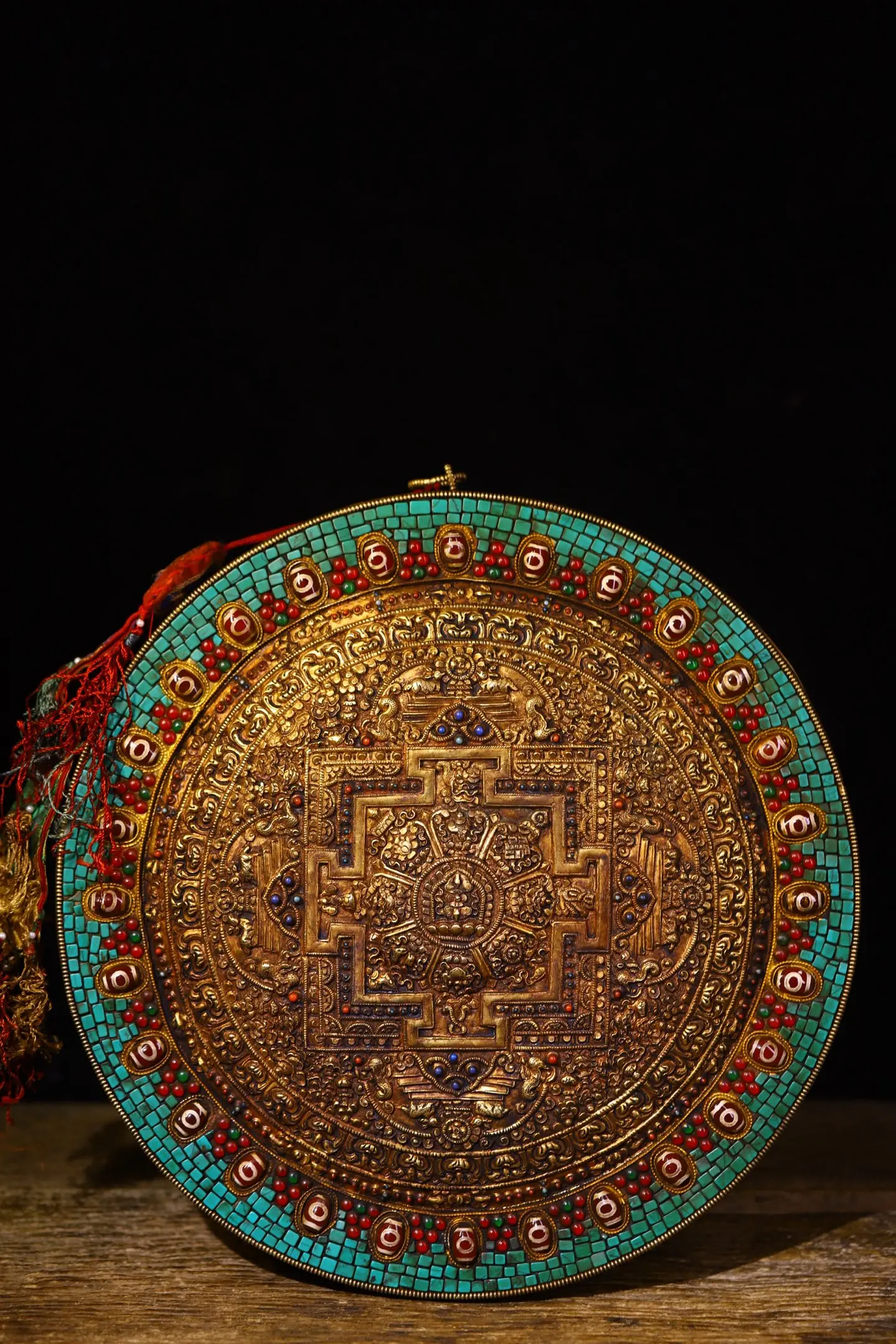 

13-дюймовая непальская народная тибетская тангка-мандала с позолотой, мозаикой из драгоценных камней и бирюзой, с изображением «Восьми сокровищ»