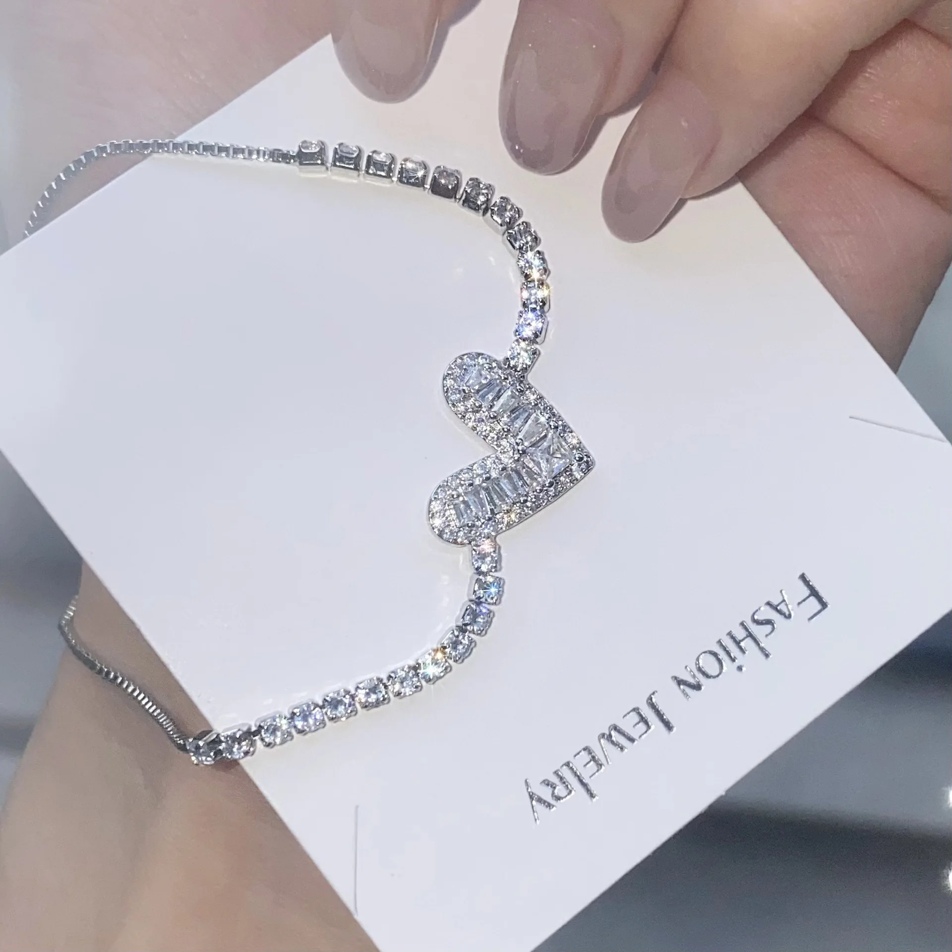 PT950 Fresh and Unique Luxury Heart-shaped Love Bracelet with Luxurious and Sophisticated Feel