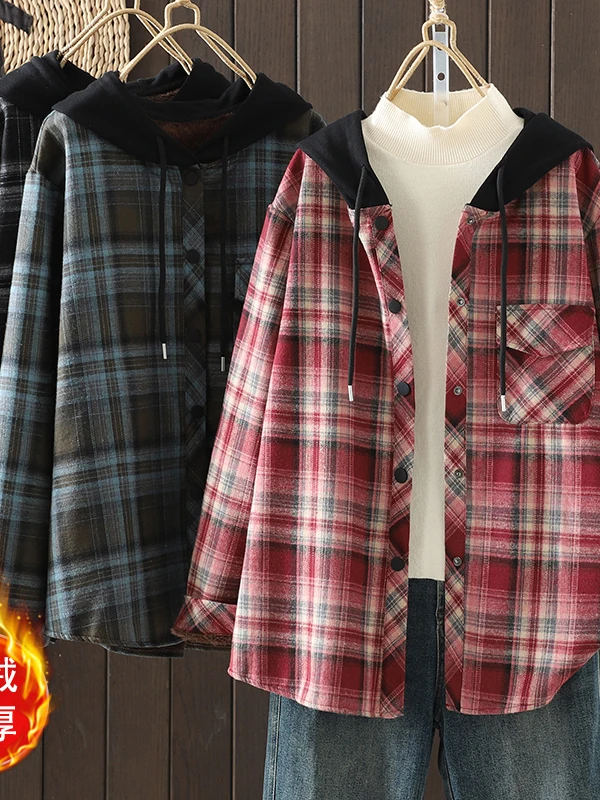 معطف نسائي كبير الحجم بنقشة مربعات مبطن بالفرو مع غطاء للرأس وألوان متباينة، تصميم فني عتيق للتنقل اليومي في الخريف والشتاء