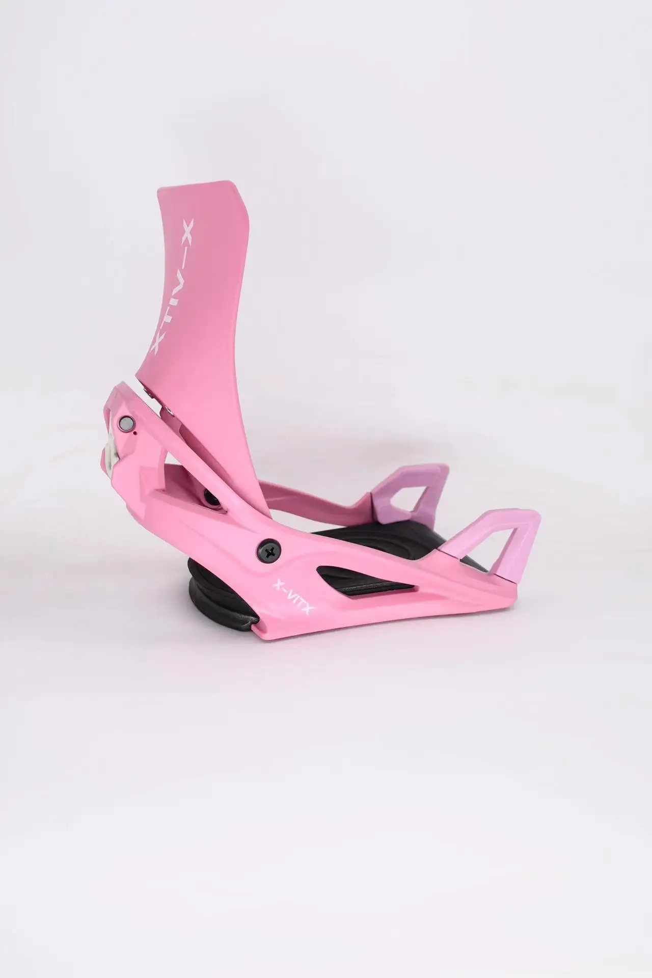 Marche sur les fixations et les bottes de snowboard