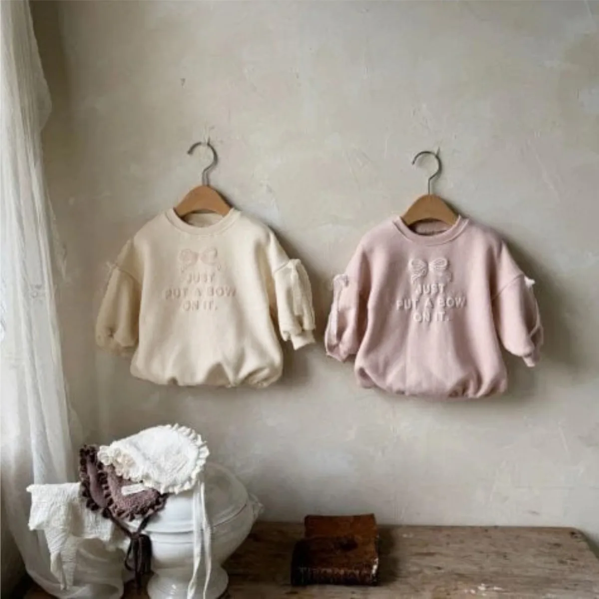 بدلة شتوية جديدة لعام 2025 من الصوف للأطفال الرضع من القطن بدلة مطبوعة بحروف على شكل فيونكة بالإضافة إلى ملابس مخملية سميكة لحديثي الولادة دافئة 0-24 متر