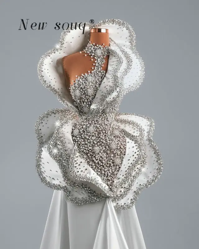 دبي فساتين حفلة موسيقية طويلة بيضاء مع كيب كريستال لؤلؤ مطرز مخصص بلا أكمام حورية البحر الساتان رداء حفلات الزفاف للعروس