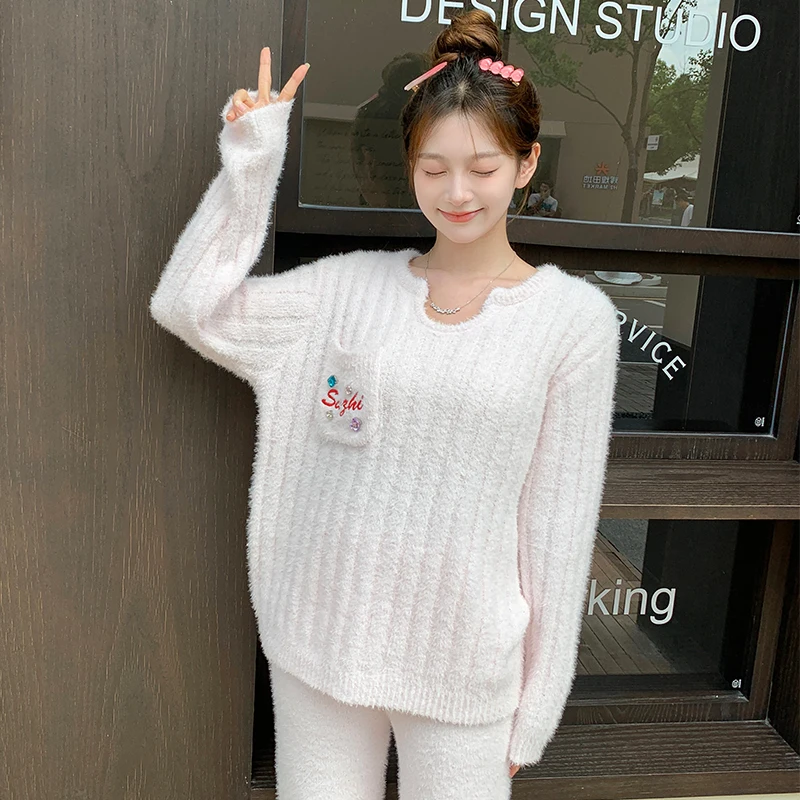 

Women's Autumn and Winter Half Velvet Vertical Pattern Embroidered Two Piece Set