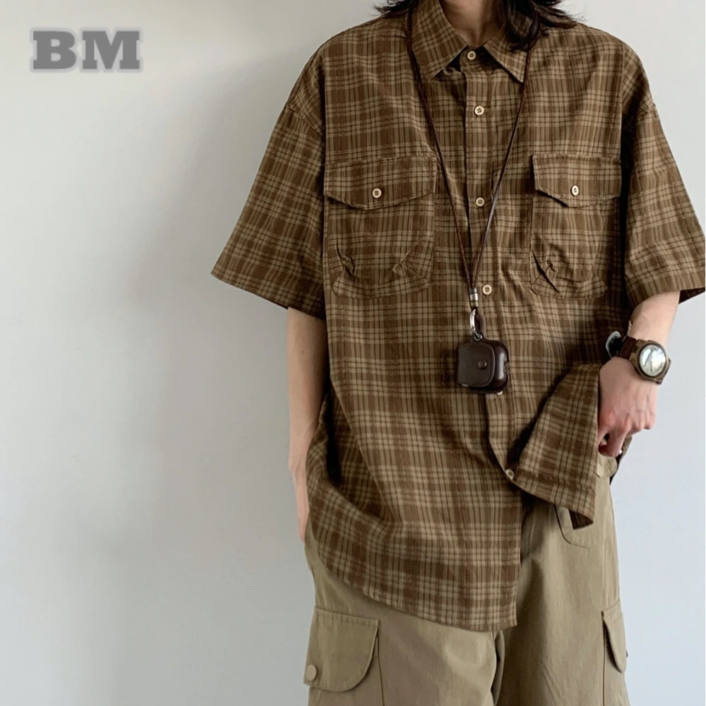 

Японская винтажная клетчатая рубашка для мужчин и женщин, летняя негабаритная коричневая рубашка с коротким рукавом унисекс, повседневный легкий топ для пар в консервативном стиле