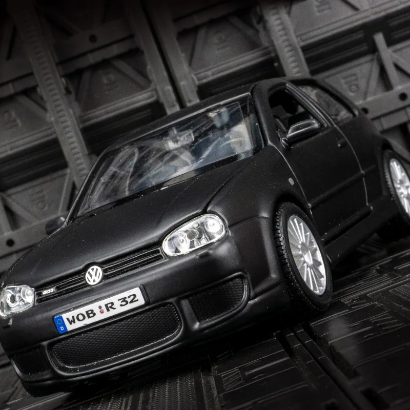 Maisto 1:24 Volkswagen Golf R32 aleación sedán modelo coche adorno estático colección regalo puerta y capó del motor se puede abrir