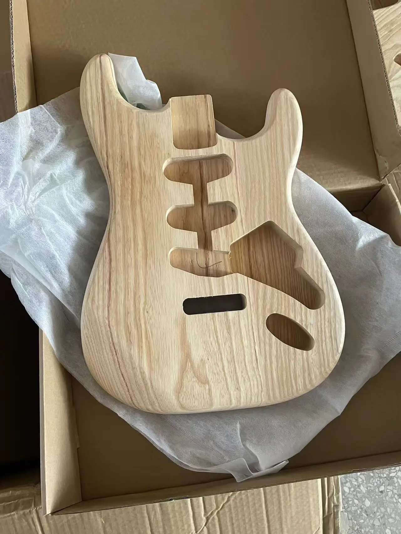 Hermoso cuerpo de guitarra eléctrica DIY en blanco, de fresno, sin acabar, tipo SSS ST, hueco, de madera de fresno, a la venta, con bolsillo de 5.7cm