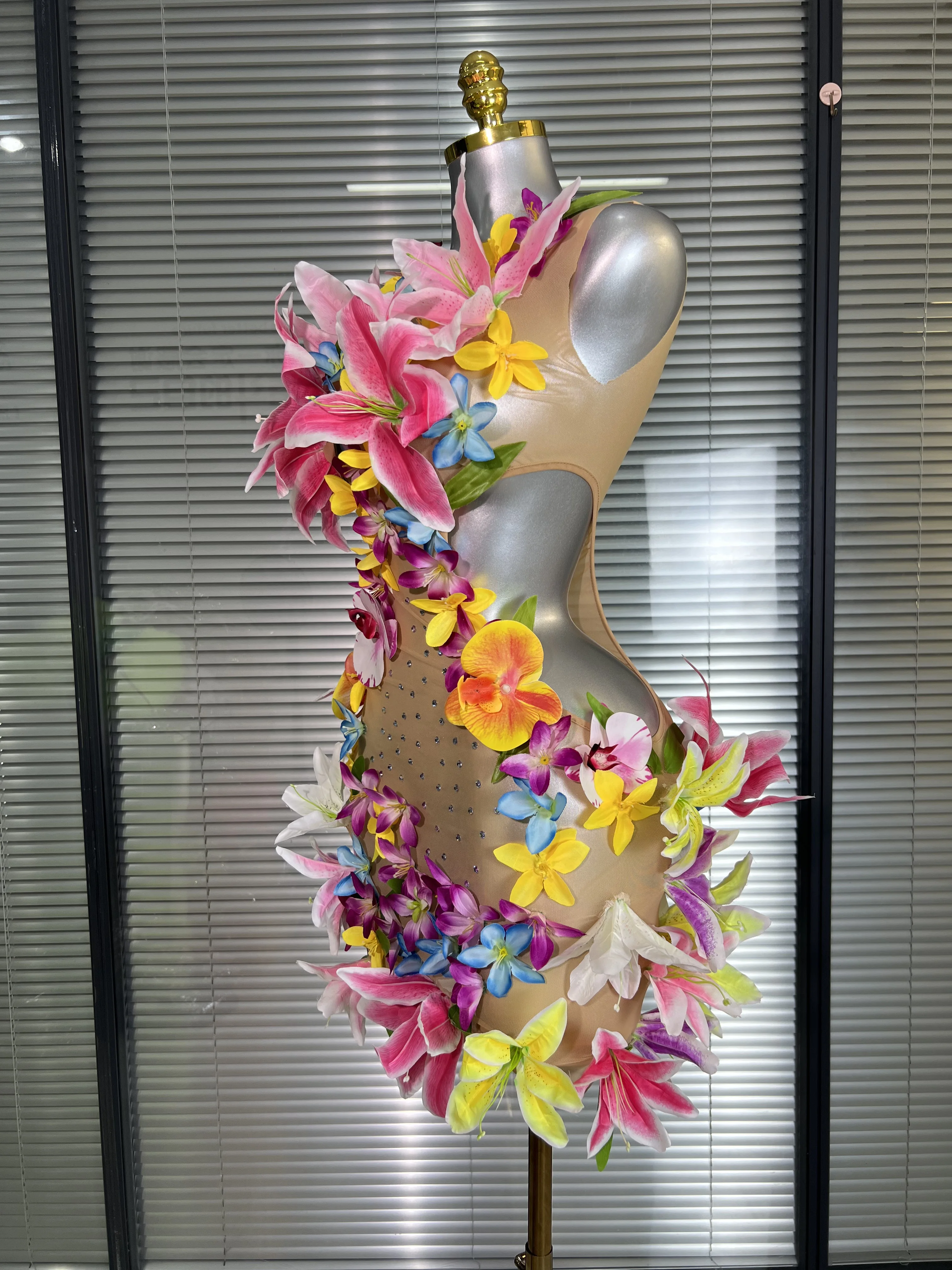 女性のセクシーな O ネックメッシュクリスタルダイヤモンドフラワーパフォーマンス衣装ステージダンサーミニストレッチナイトクラブパーティードレス