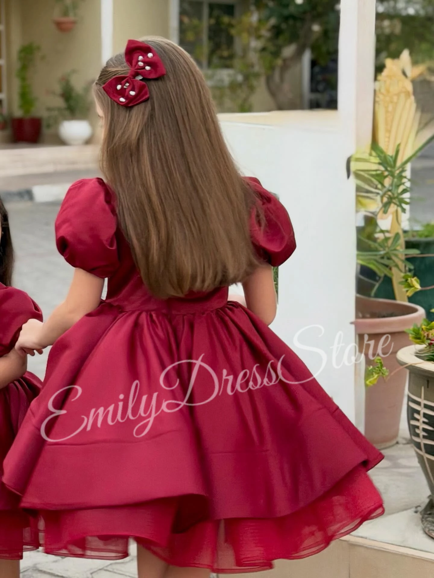 ชุดเดรสเด็กผู้หญิงสีไวน์แดงแบบสั่งตัดสำหรับงานแต่งงาน คอวี ผ้าซาตินประดับมุก สำหรับงานวันเกิด งานเพื่อนเจ้าสาว งานเลี้ยง งานรับศีลมหาสนิท ชุดราตรี