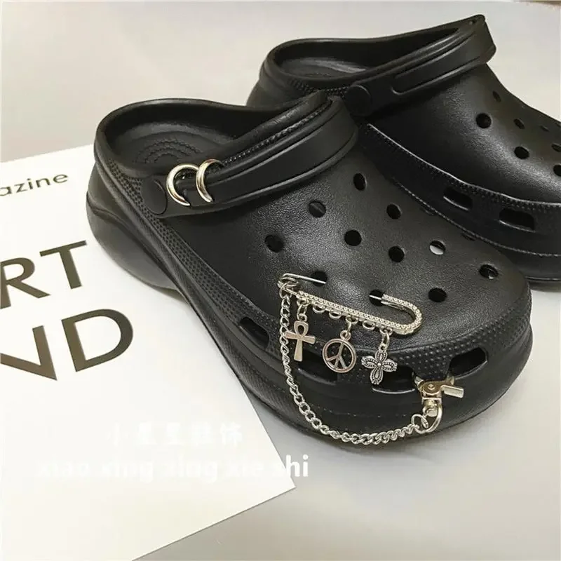 مصمم العلامة التجارية دبوس Croc اكسسوارات خمر الشرير المعادن دبوس الأحذية Charms ل حذاء رياضة DIY بها بنفسك الفاخرة النساء أحذية الزينة كل مباراة