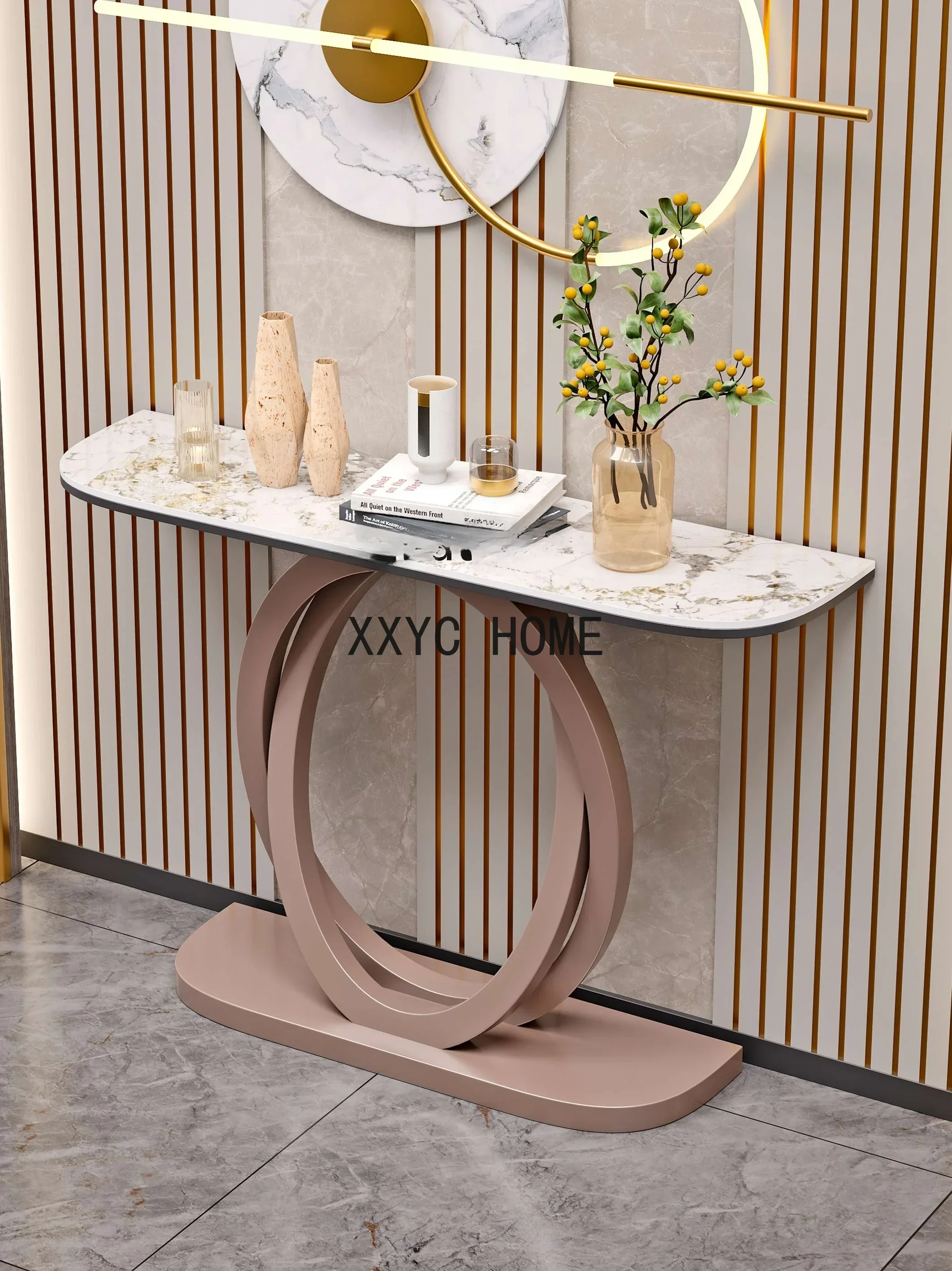 Galvanisierende Konsole aus gebürstetem Edelstahl, bogenförmige Steinplatte, schmales Gang an der Wand, Kuriositätenschrank, Seitenansichtstisch