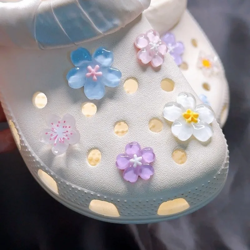 مجموعة 10 قطع من زينة الأحذية DIY زهور ملونة ثلاثية الأبعاد لصنادل وشباشب الصيف وإكسسوارات الأحذية النسائية