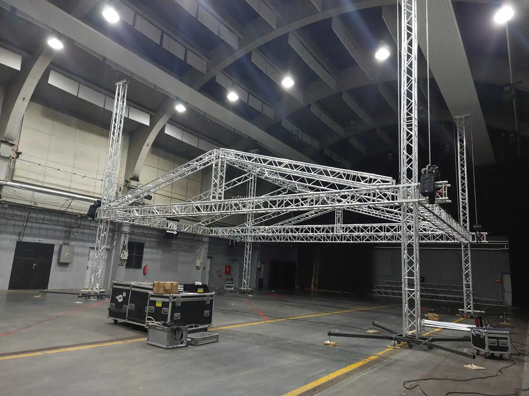 【Direct Factory Sale】A Sturdy Aluminum Alloy Triangular Roof Truss, Measuring 12*8*8 Meters, Is To Suspend Portable Audio E