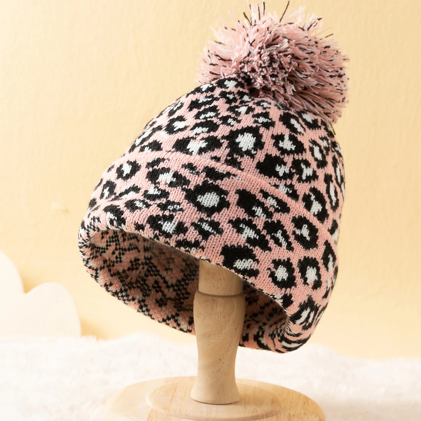 Autumn and winter leopard print pattern hairball knit hat classic European wind beauty warm and cold woolen hat