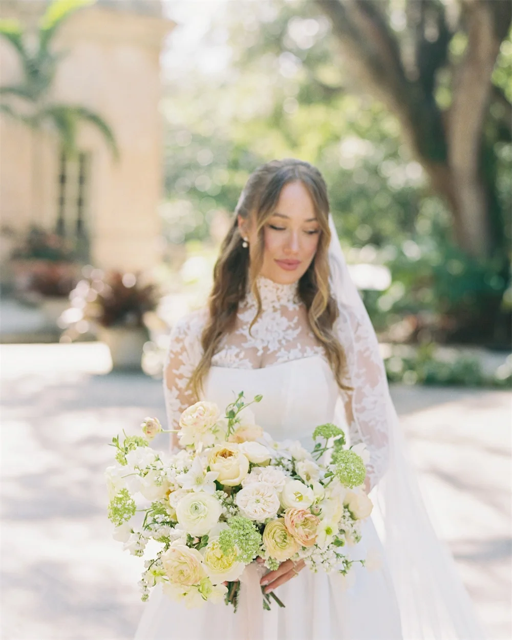 Vestido de novia de cuello alto blanco personalizado de Tokio, velo de novia con cremallera trasera de manga larga, cola de corte 2025, vestido de novia elegante de corte A