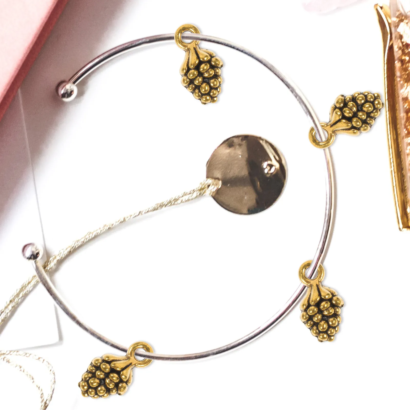 

100 шт. подвесок в форме сосновых шишек, декоративные шармы для рукоделия, для изготовления ожерелий и серег, аксессуары для создания украшений из сплава