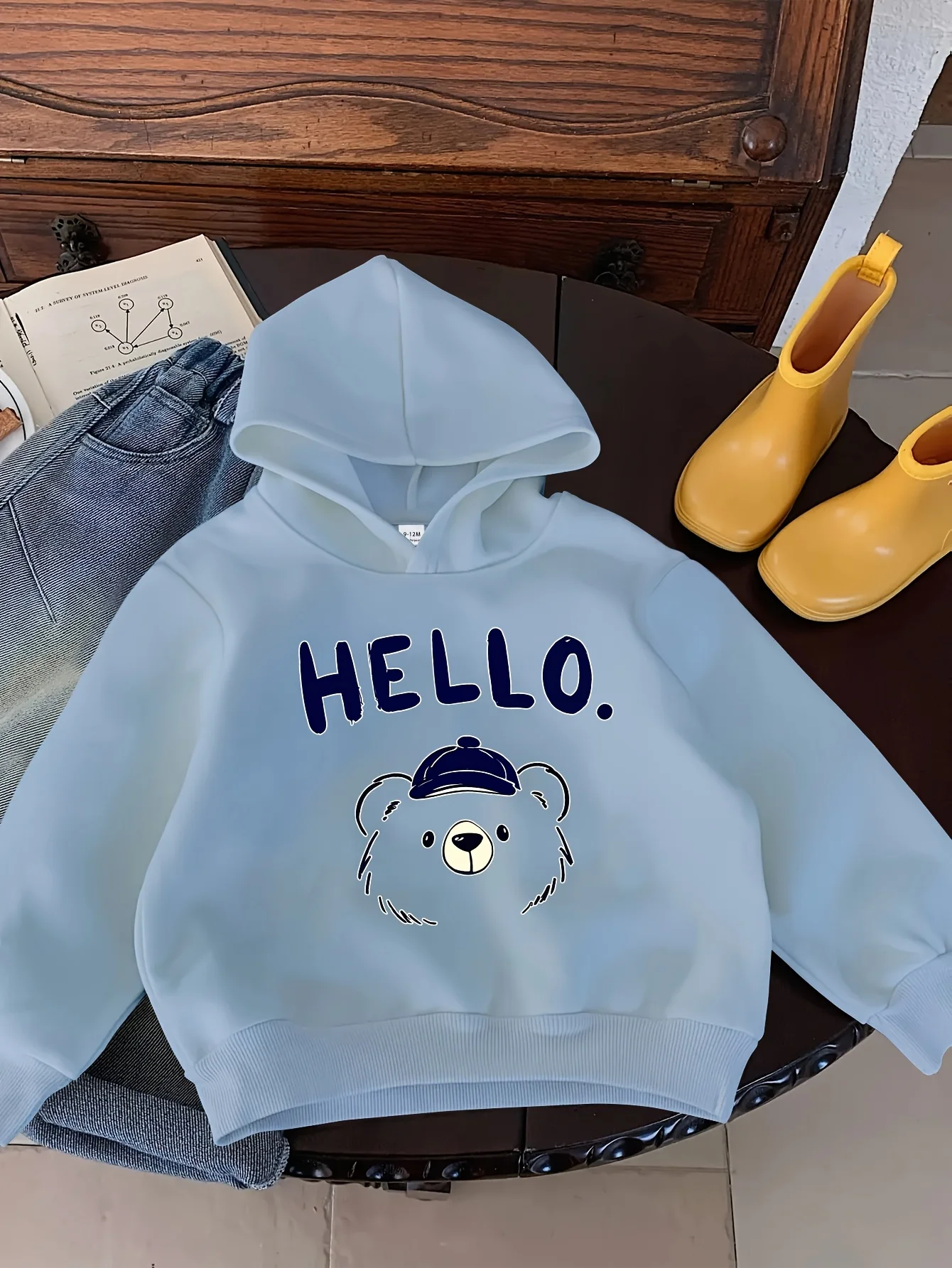 Casual sweatshirts for boys and girls for the autumn and winter seasons, featuring a playful and stylish teddy bear design.