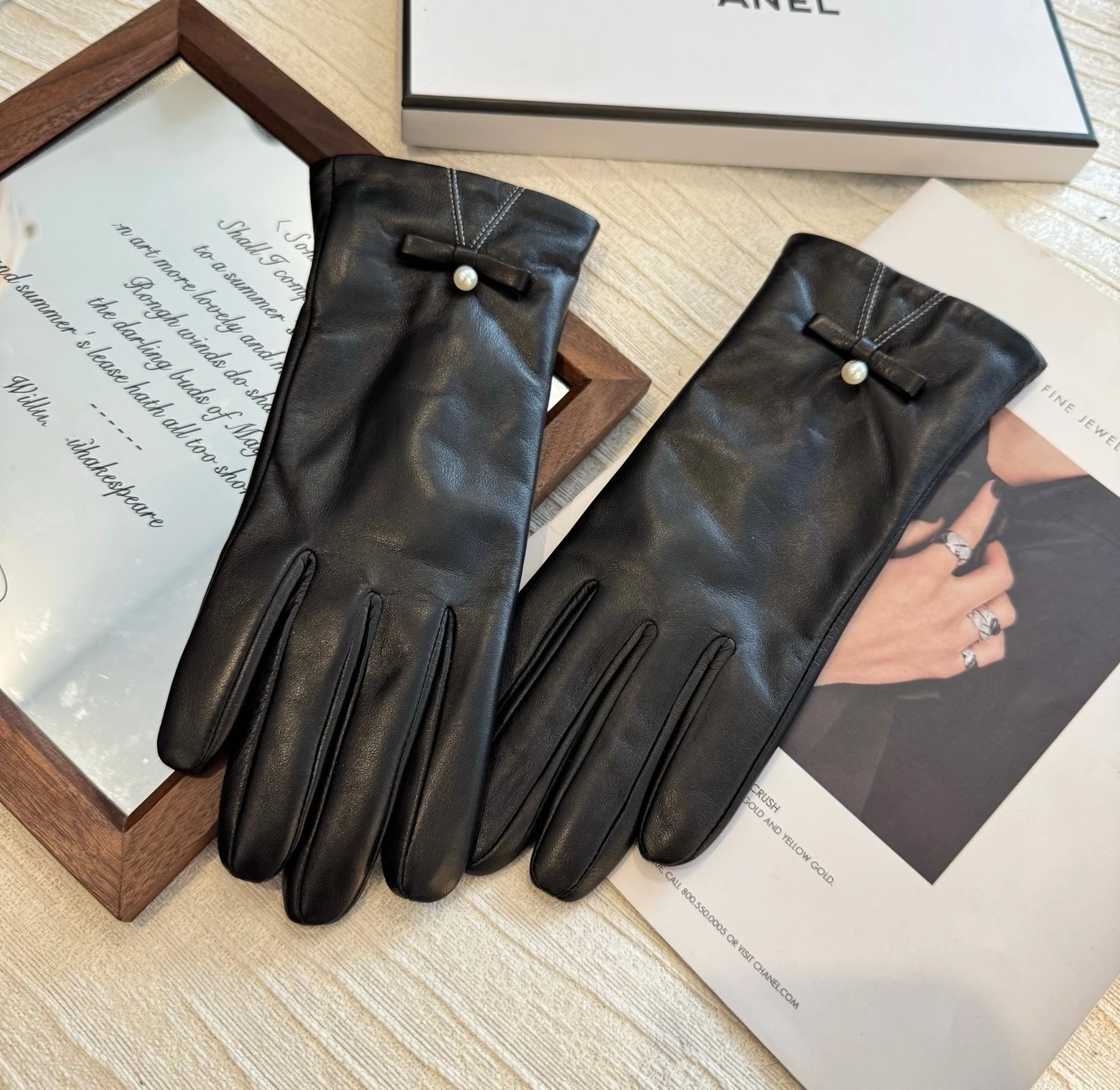 

Luxury Designer's New High-end Genuine Leather Gloves Hepburn Wind Winter Velvet Thickened Cycling Warm Black Leather Gloves