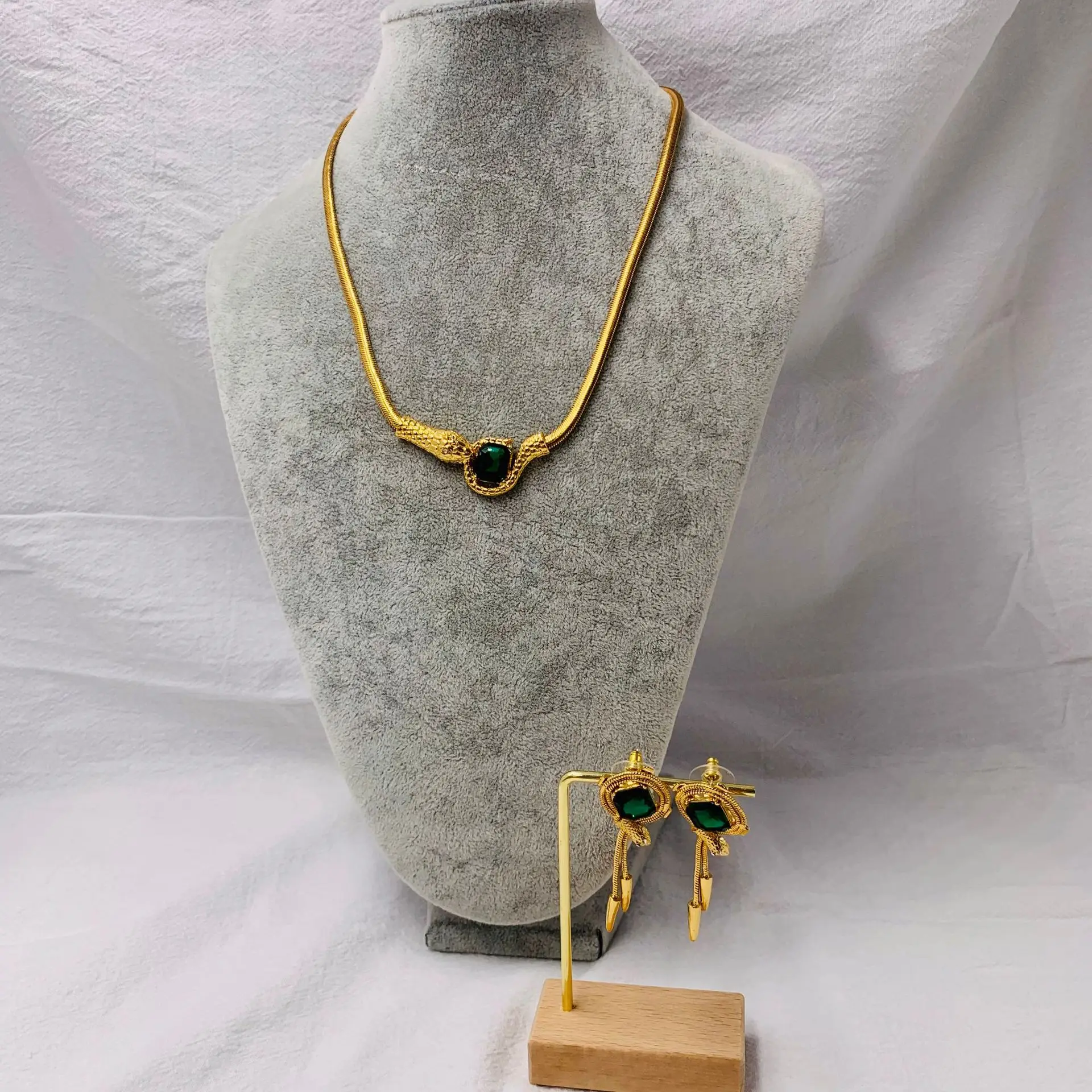 Vintage Serpent Vibrant Green Gemstone Necklace Earring Set Gold-Plated Animal Necklace Stud Earrings Jewelry Gifts for Women