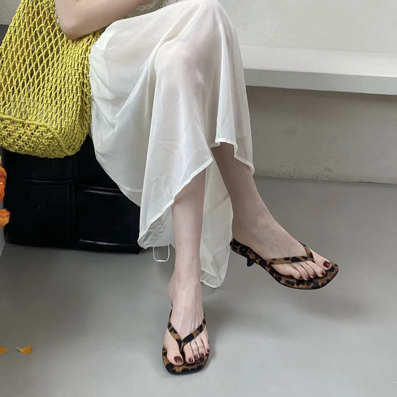 Modische Designer-Sommer-Strand-Flip-Flops für Damen, Absatzschuhe, runde Zehenpartie, Damen-Sandalen, Slipper. – Detail 3