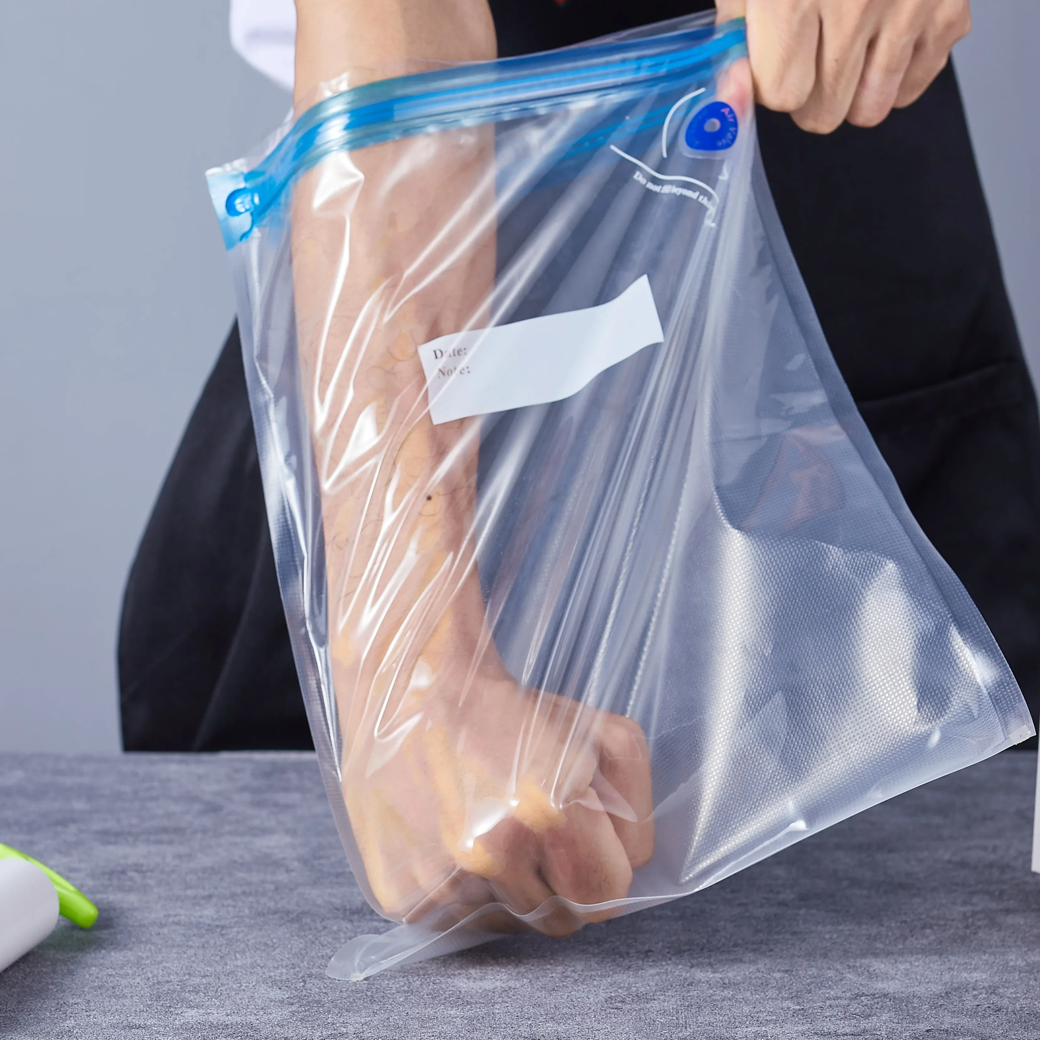 1 Set Premium Vacuum Sealer Bag with Hand Pump and Sealing Clips -10pcs Medium  Bag + 2 Sealing Clips + 1 Green Hand Pump