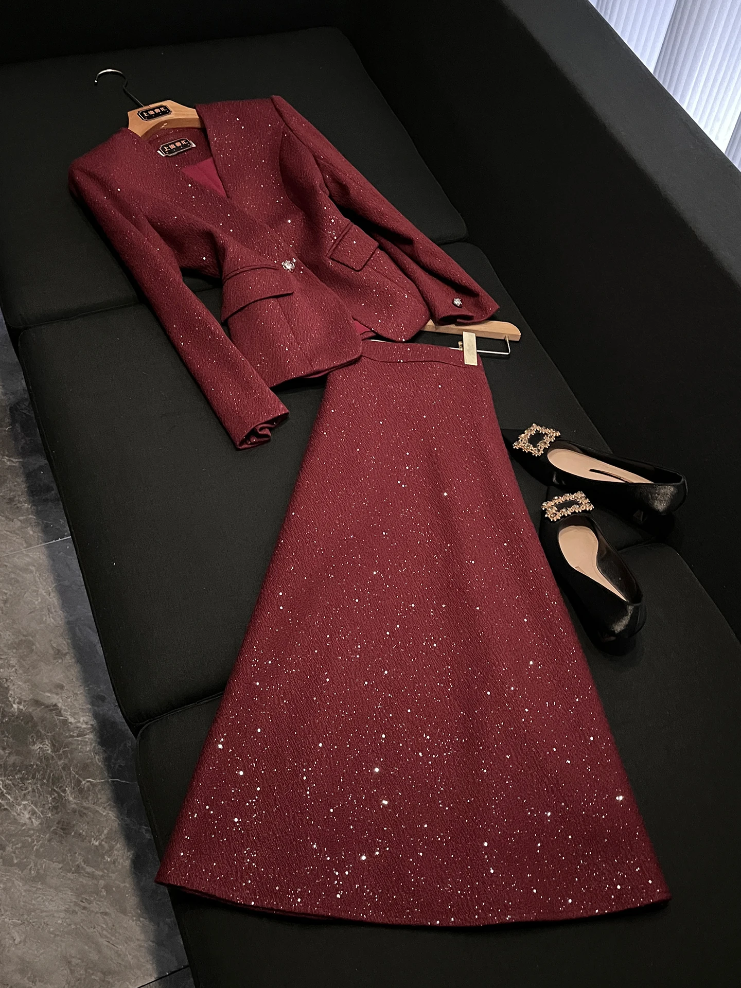 

Весенний женский костюм 2026: Красный пиджак и юбка с пайетками, комплект из двух предметов, стройнящий силуэт, яркая ткань люрекс, модный дизайн