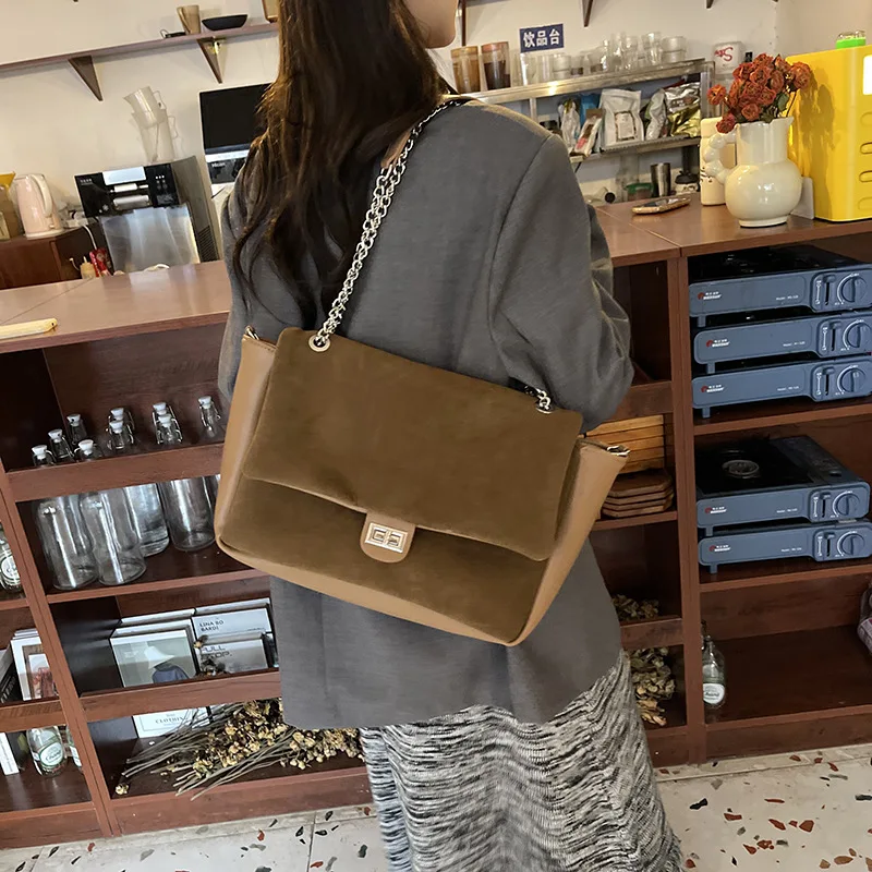 

2025 Spacious Chain Crossbody Bag Womens Matte Shoulder Tote Oversized Underarm Purse Trendy Versatile Handbag