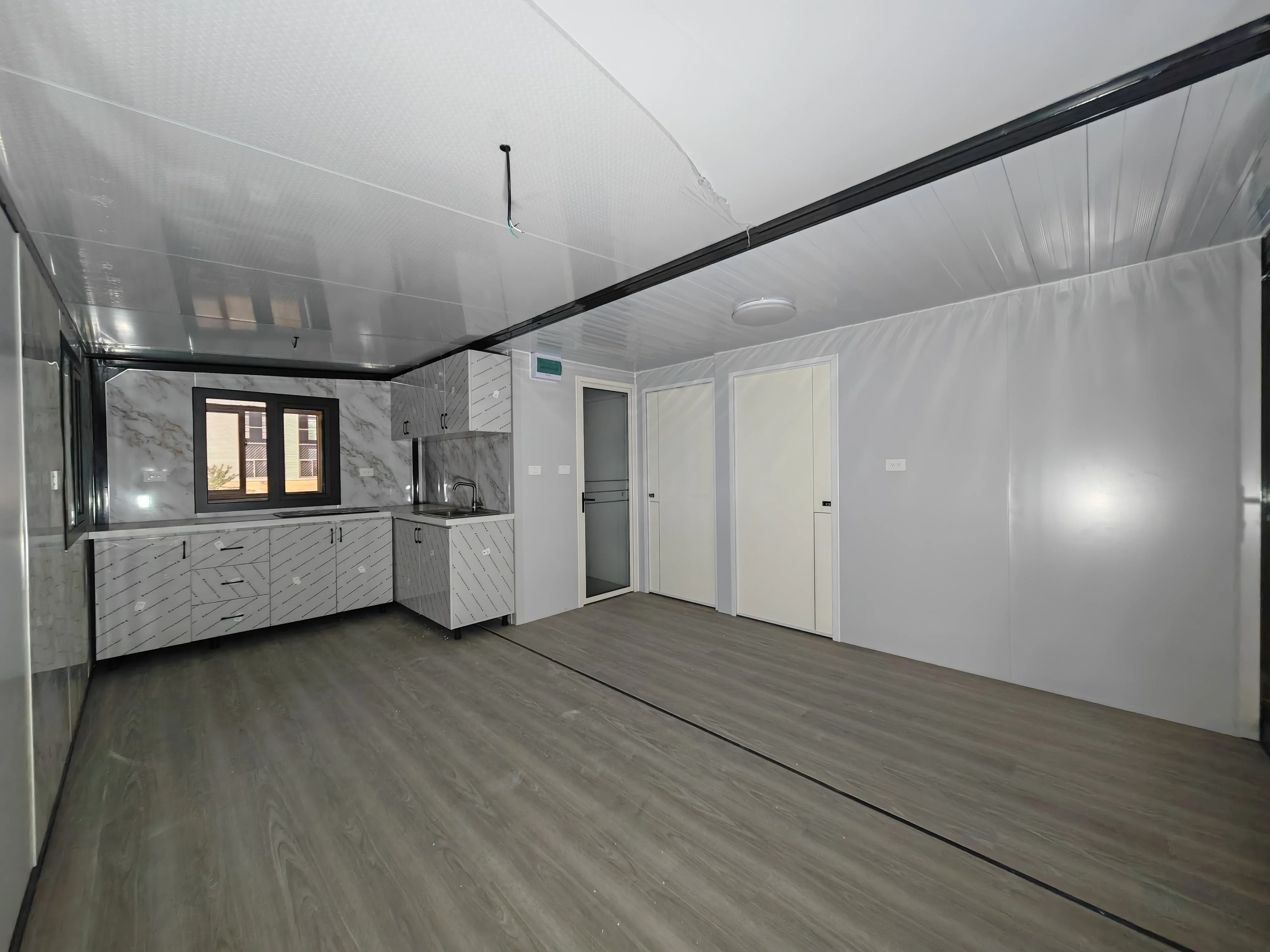 منزل صغير قابل للتوسيع بطول 20 قدمًا/20 قدم على عجلات مقطورة منزلق جاهز للشحن إلى المنزل وغرفة نوم متنقلة جاهزة