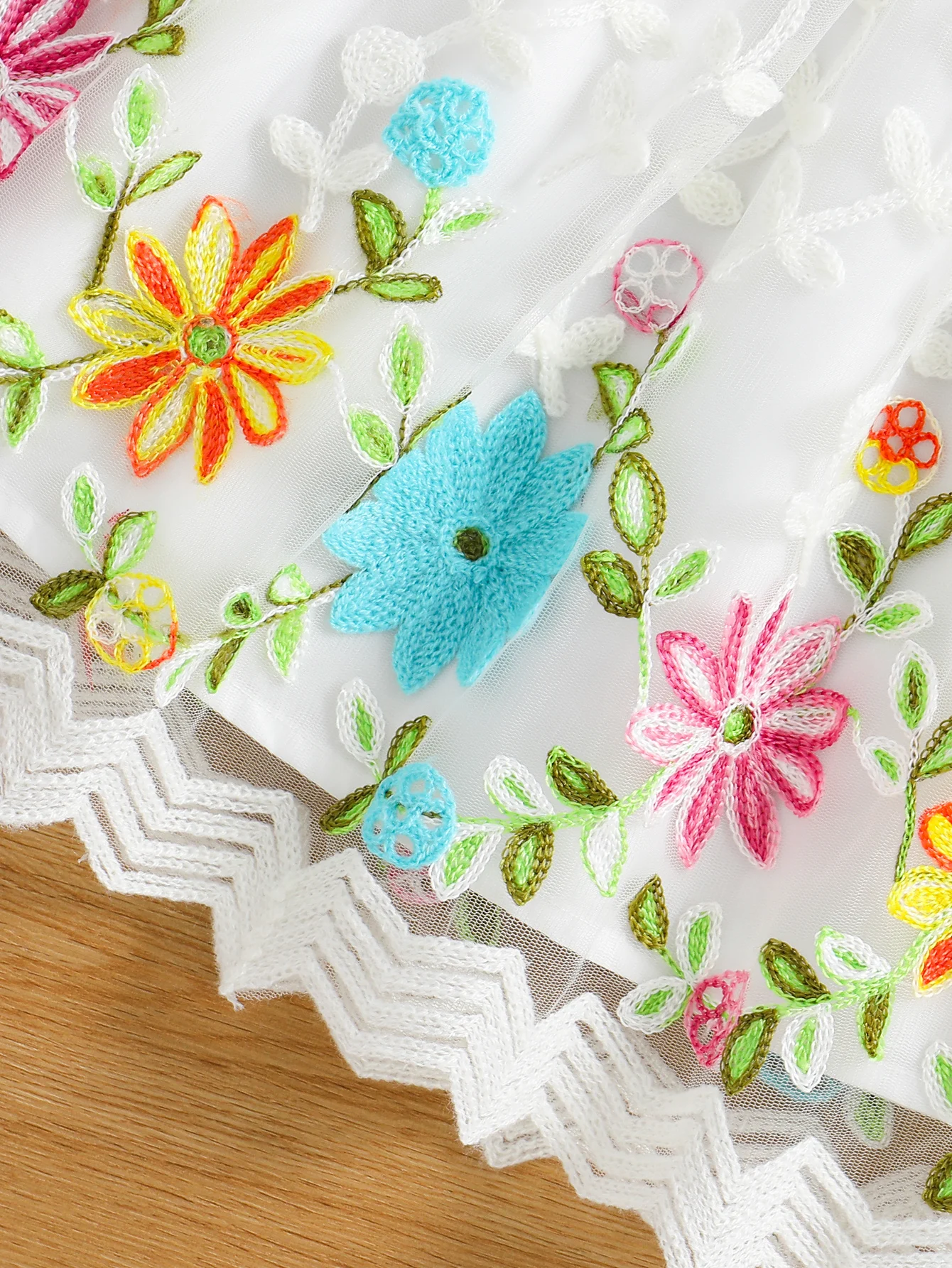 تي شيرت صيفي للفتيات مكون من قطعتين بلون سادة بدون أكتاف مع تنورة شبكية مطرزة بالزهور طقم كاجوال