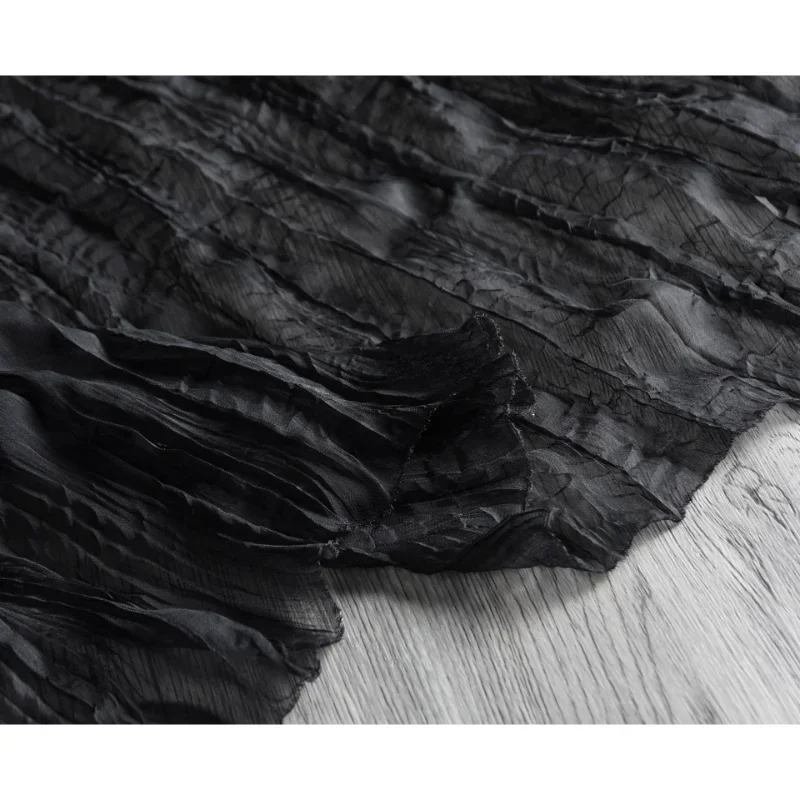 Czarna pojedyncza skręcona krepa tekstura prasowana plisowana tkanina miękka perspektywa koszula pół spódnica modna sukienka designerska tkanina