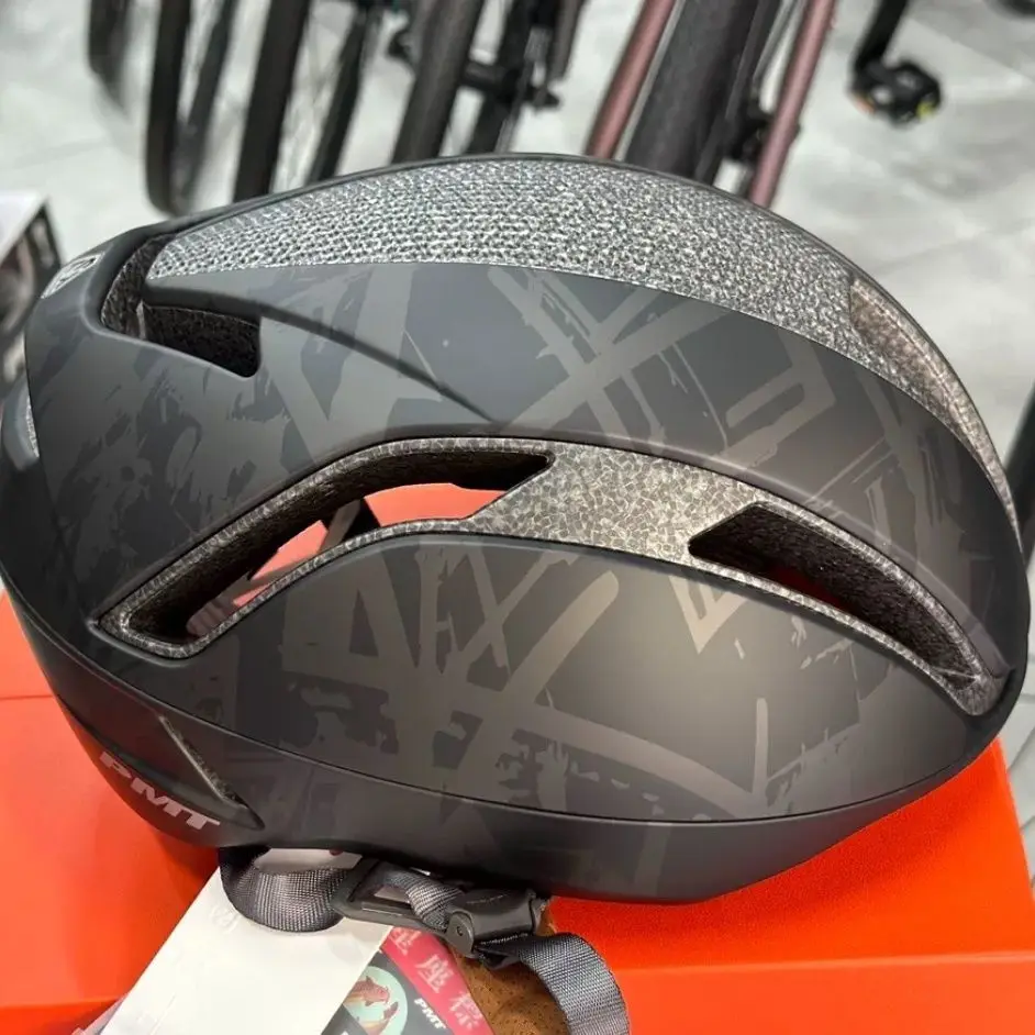 Cycling Helmet Pneumatic Integrated Molding Unisex Road Mountain Bike Cycling Helmet Safety