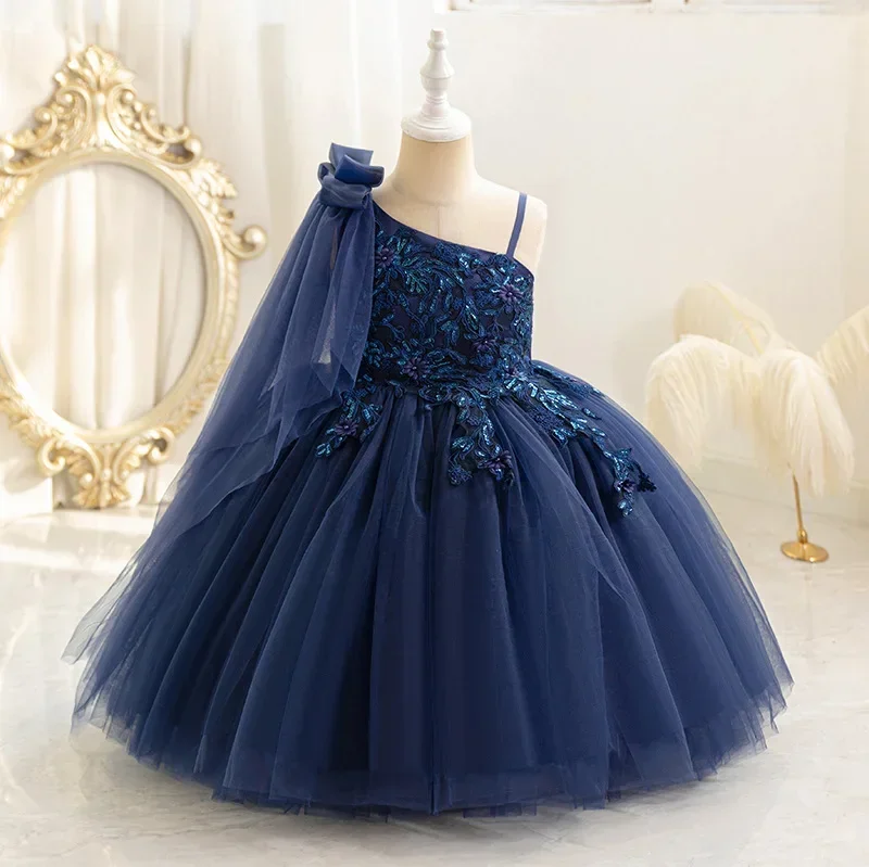 Sukienka dla dziewczynki do sypania kwiatków z koronkową aplikacją, puszystymi, asymetrycznymi ramionami, cienkimi ramiączkami i sukienka księżniczki do kolan na wesele.