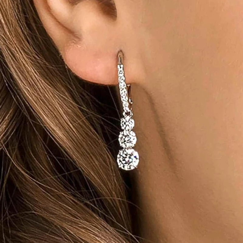 

Geben Sie eine Freundin als Geburtstagsgeschenk. 925er Silber-Zirkon-Ohrringe mit weißen Fassungen und aufklappbarem Verschluss. Weihnachtsgeschenke für Hochzeiten