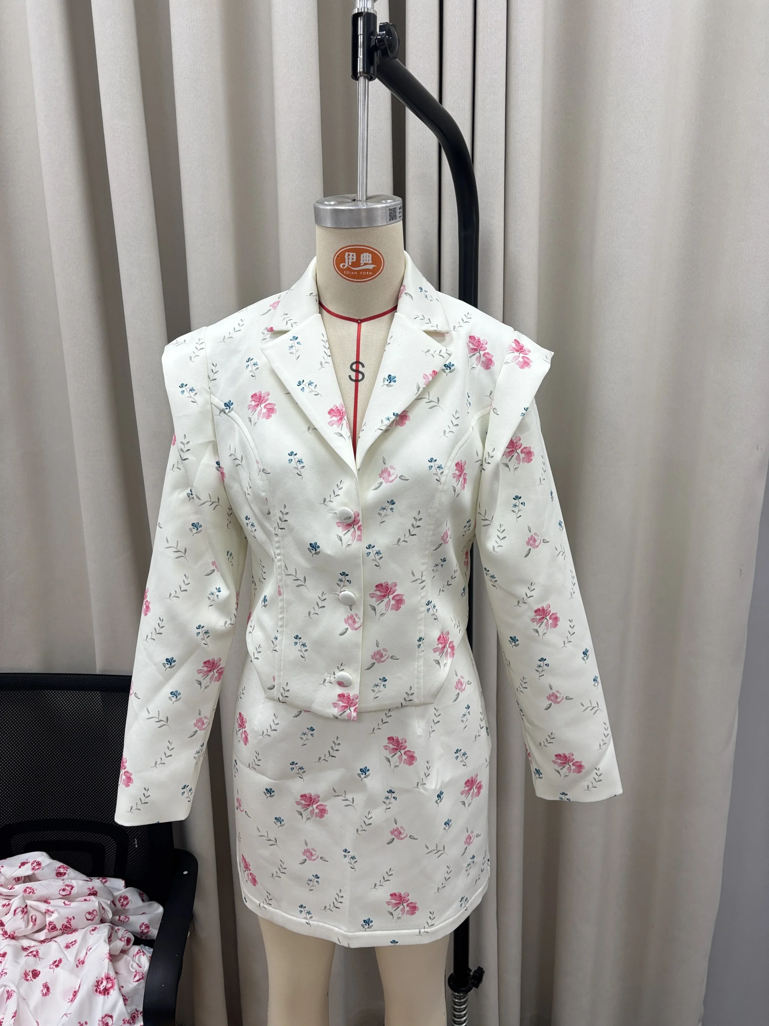 Blossom Field Structured Two-Piece. S8d17df8f4ce84a85b8ed06aa139e0589w