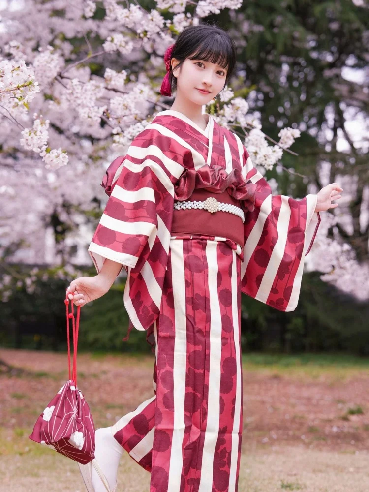 Ensemble kimono pour femme à rayures rouges – Tenue de séance photo de style japonais résistante aux rides