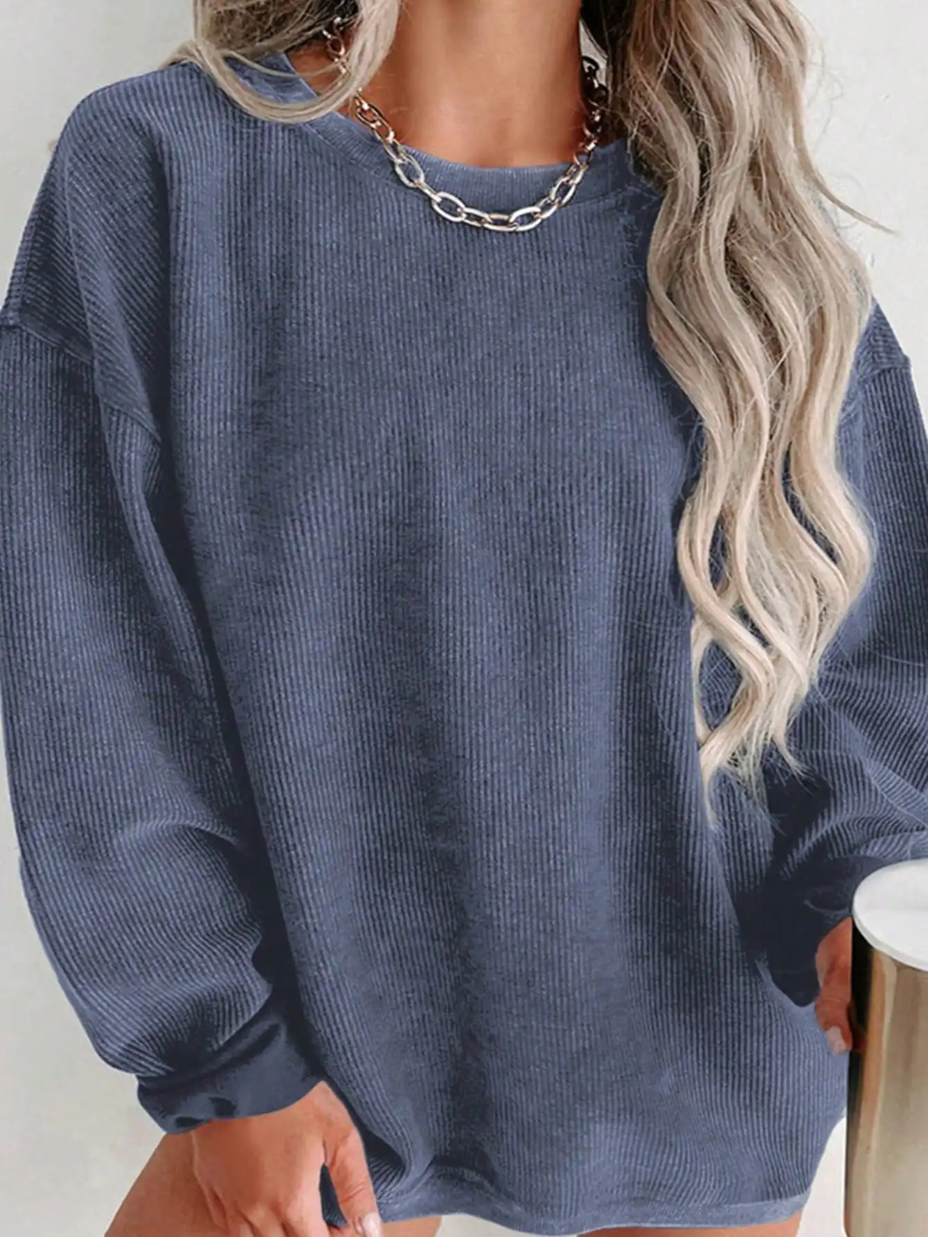 

Женский оверсайз свитшот из вельвета с заниженной линией плеч - однотонный, свободного кроя