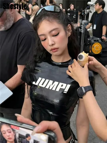 Imagen 2 del producto Shestyle-camisetas de manga corta de cuero PU para mujer, Tops cortos ajustados con estampado de letras y cuello redondo, Tops cortos de baile KPOP brillantes y geniales, otoño 2025