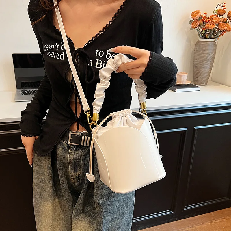 New Western Trendy Bucket Bag Retro Petal Shaped Crossbody Bag Fashion Personalized Lacquer Leather PU Minimalist Handheld Bag