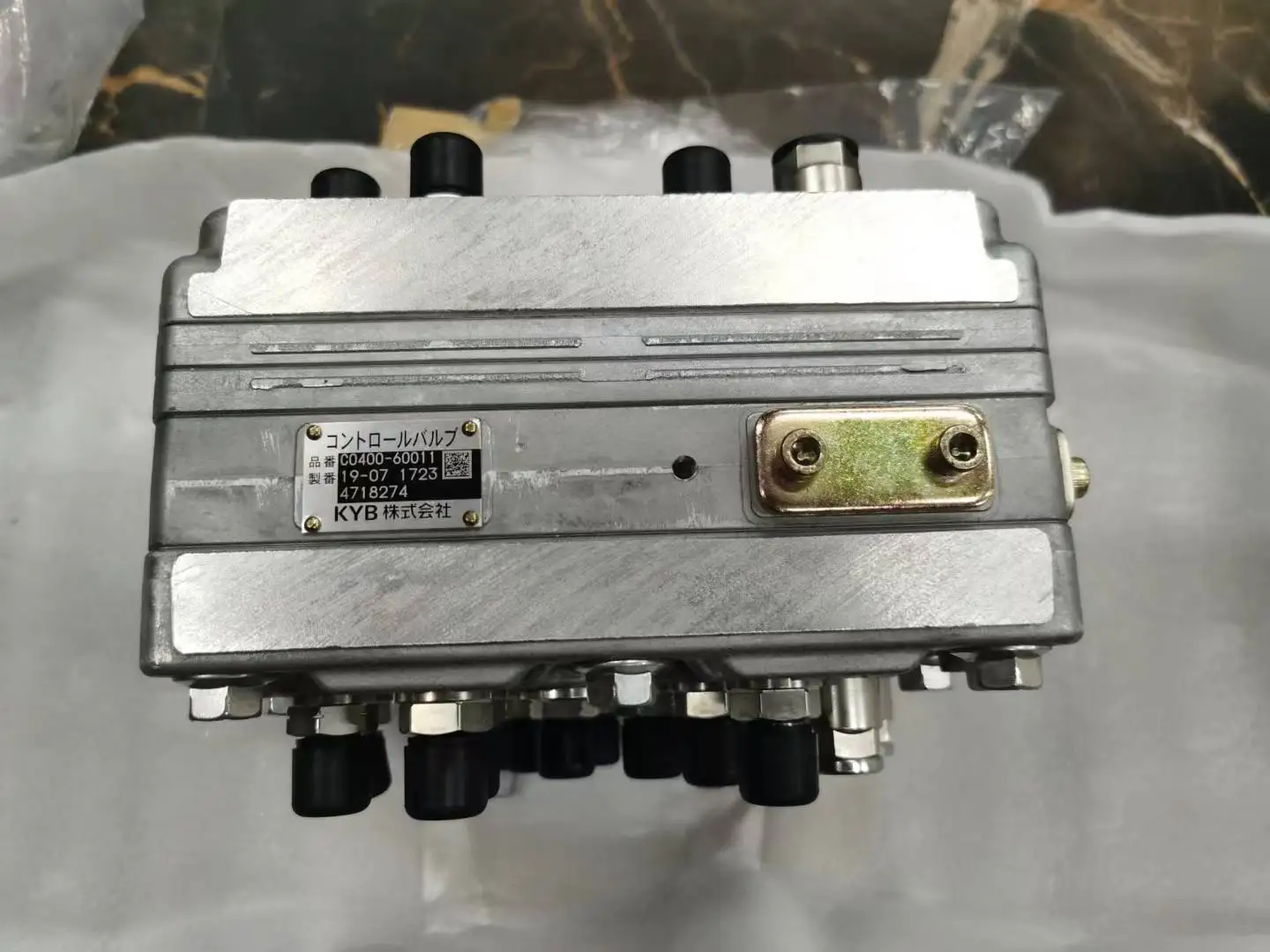 

4718274 YA00000543 Excavator Shuttle Valve Spare Parts 4468336 4625137 4486321 for ZX200 ZX240 Hydraulic Valve Made in China