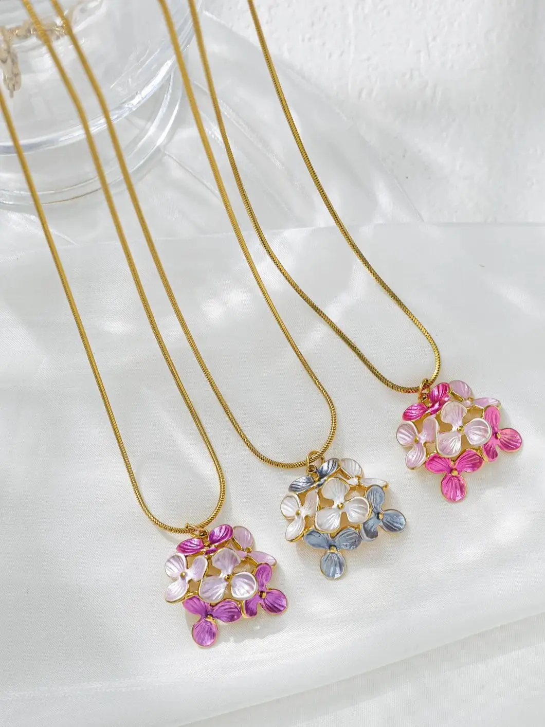 

Fashion Three Petal Flower Enamel Oil Drop Gold Stainless Steel Pendant Necklace Women Flower Elegant Exquisite Party Jewelry