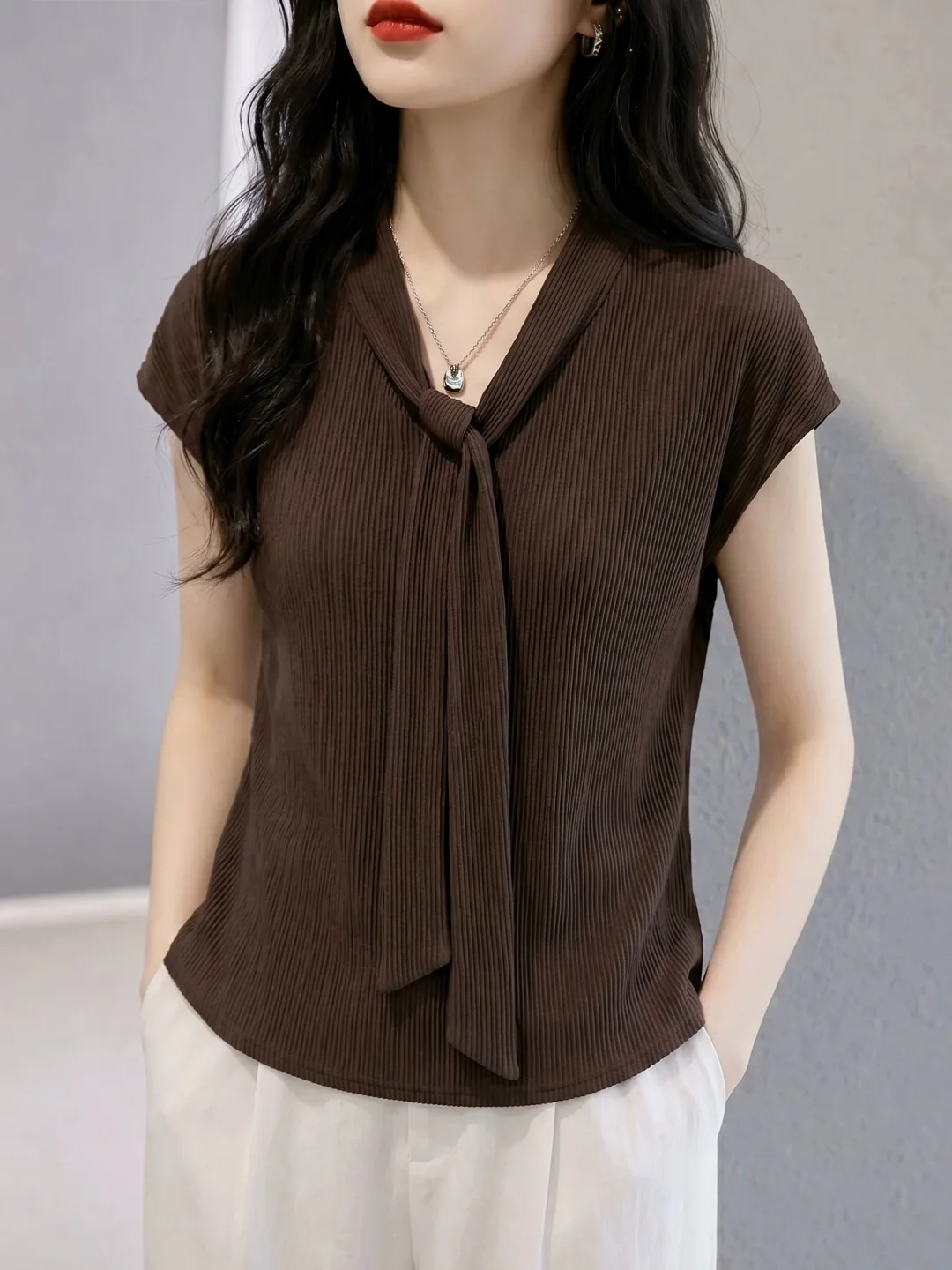 

Elegant Knot Ice Silk Knitted Top Women's Fashion Summer Design Sensual Style Korean Version Straight Cut V-Neck Short Sleeve