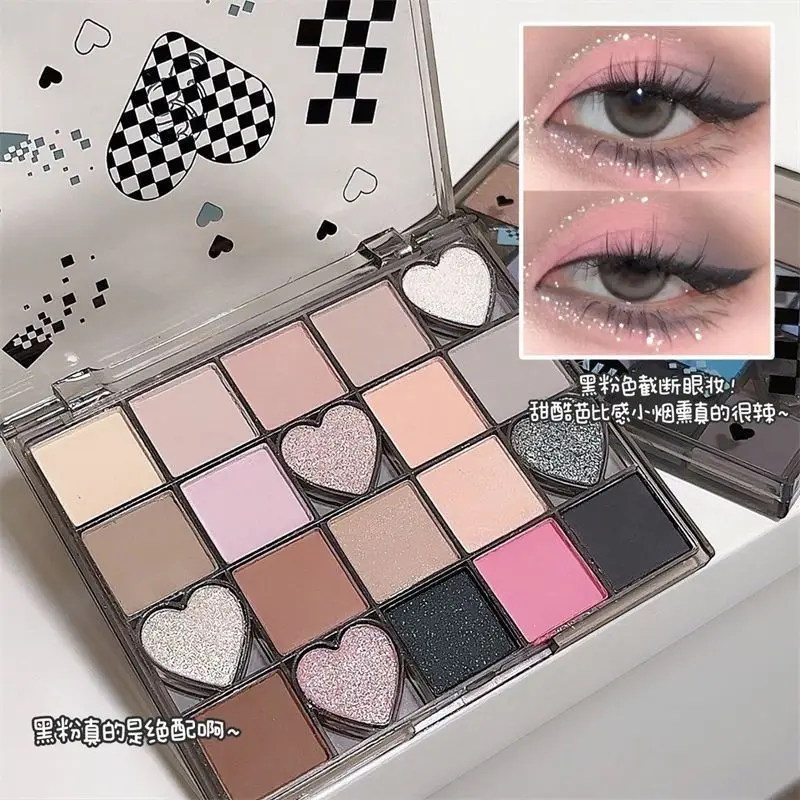 لوحة ظلال عيون بيا بلاكينيد على شكل قلب غير لامعة بيرليسسينت جليتر ترتر لون أرضي مكياج عيون سموكي