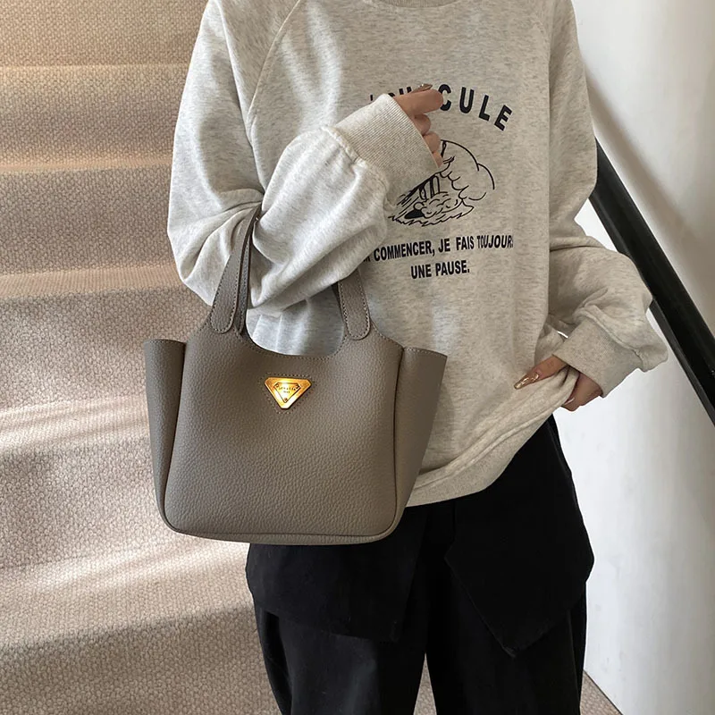 

Autumn and winter retro portable tote bag women's 2025 new bag high value versatile niche design shoulder messenger bag