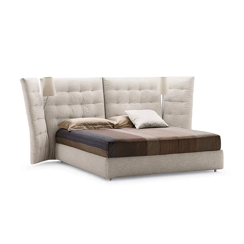 Stoffbett im Hauptschlafzimmer mit gehobener Atmosphäre