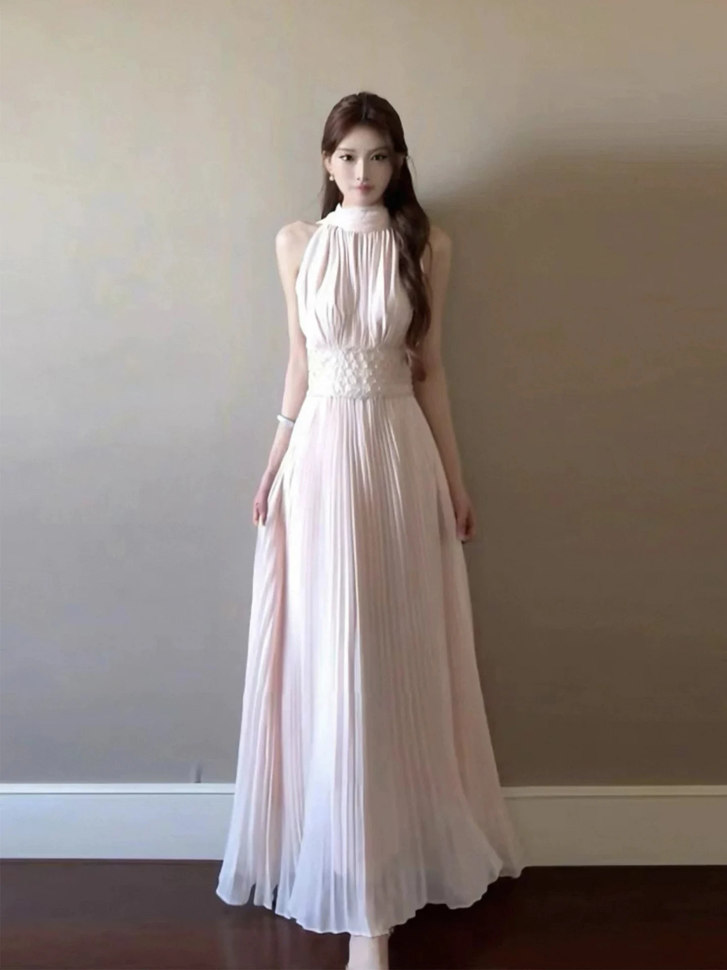 Vestido largo de verano XZY de estilo delicado con cuello halter y fajín fluido, talla grande para mujer, con tejido pesado y adornos de diamantes.