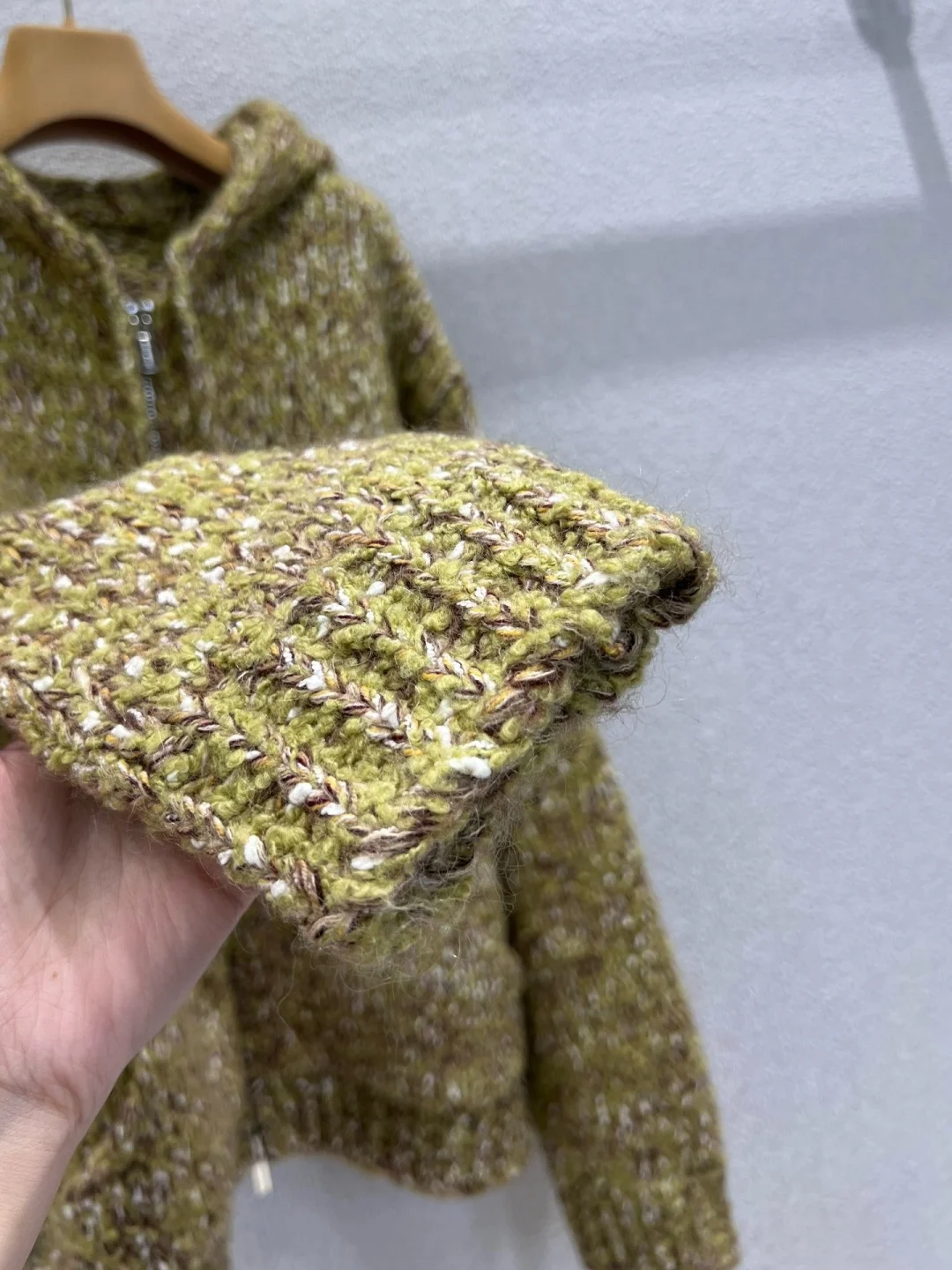 Damski kardigan retro z dzianiny w płatki śniegu, oversize, z kapturem, zapinany na zamek, wygodny, z włóczki, beżowy, sweter-płaszcz w stylu casual.